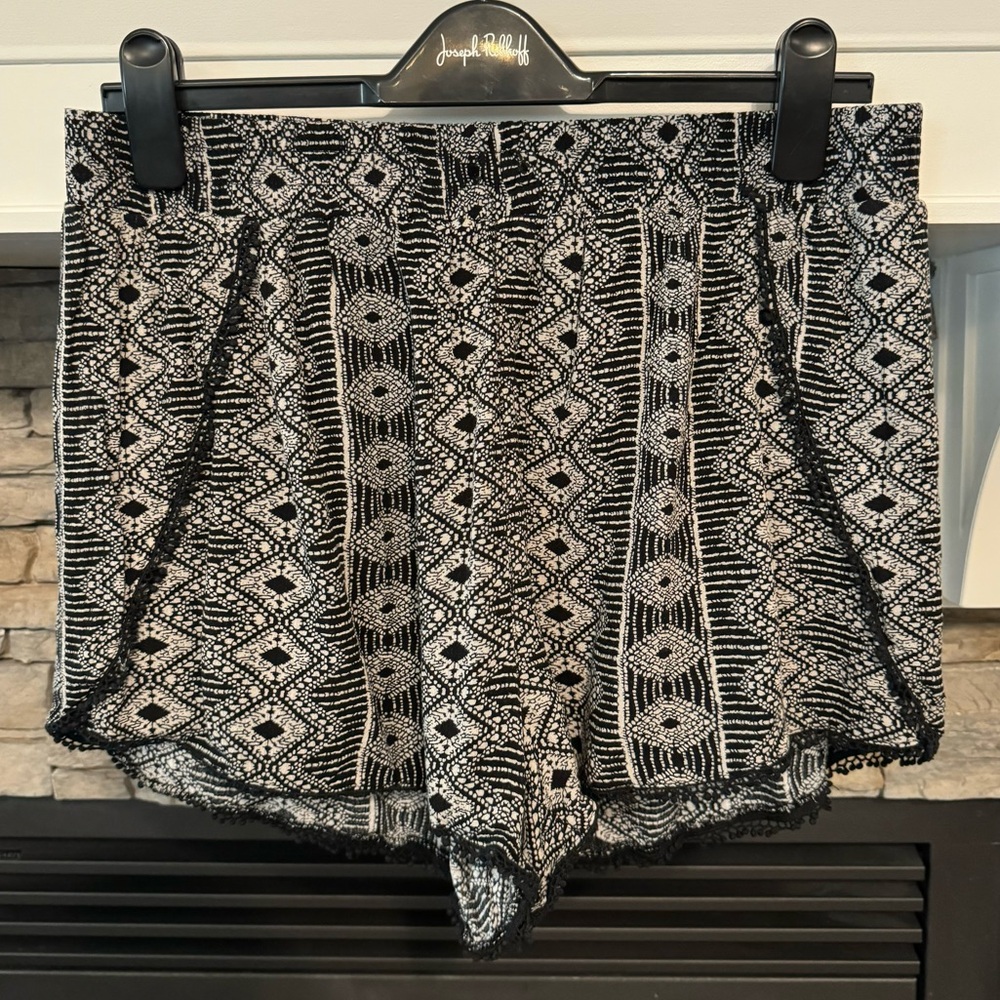 Dex Flowy shorts, black and white. Size Large.